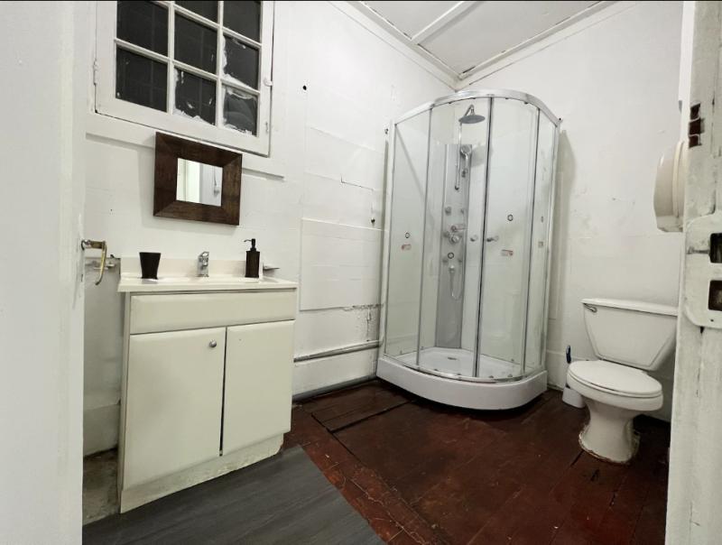 Arriendan en Airbnb una carpa al interior de una casa en Santiago