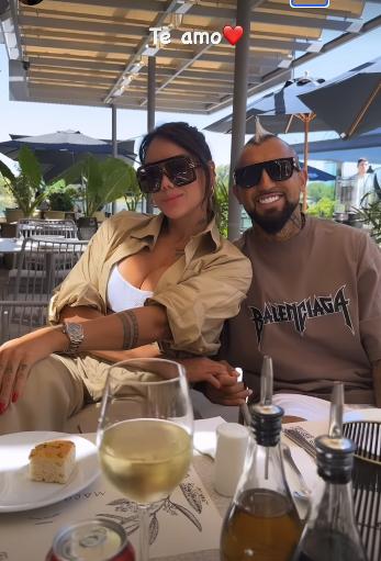 Instagram - Arturo Vidal cayó en broma mientras almorzaba con su novia Sonia Isaza