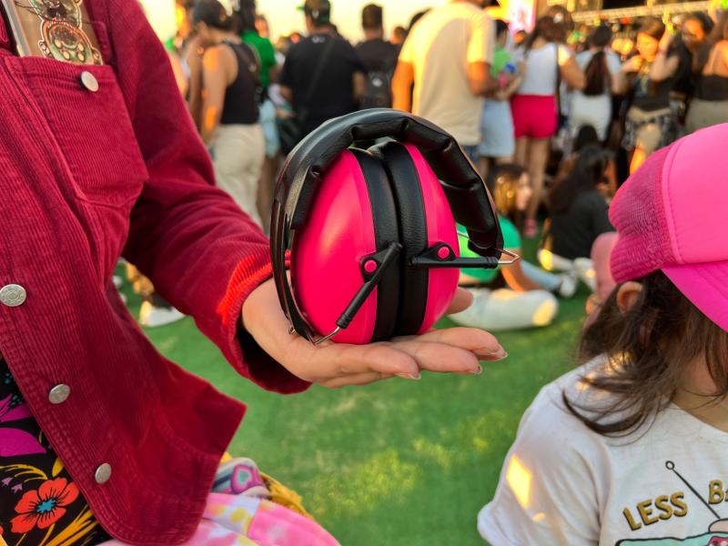 Audífonos antiruido color rosa en el Lollapalooza