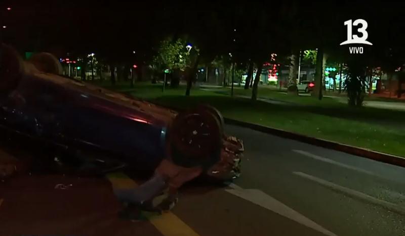Las Condes: auto habría volcado tras escapar de fiscalización