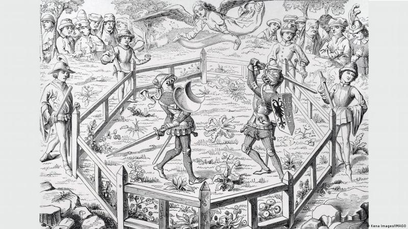 Por el lado masculino, la explicación podría remontarse a la indumentaria militar.