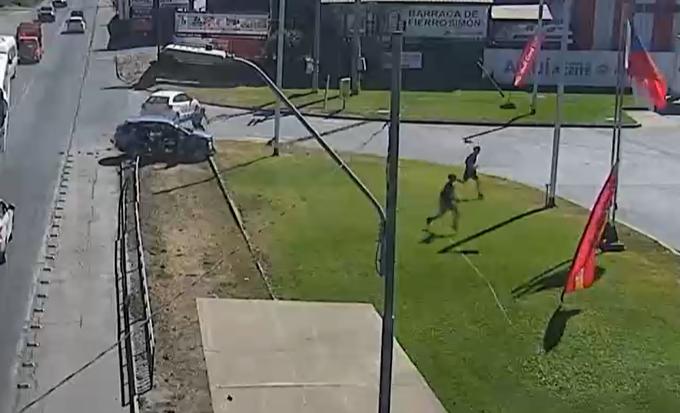 Carabineros - Sujetos chocan después de robar vehículo a mujer en Calera de Tango