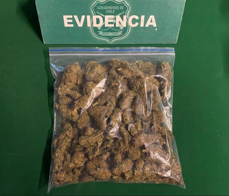 Referencial Carabineros - Jóvenes arriesgan cárcel tras vender galletas con marihuana