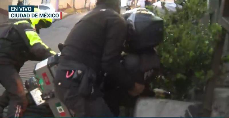 Siguió como si nada: Periodista cayó desde moto mientras realizaba despacho en vivo