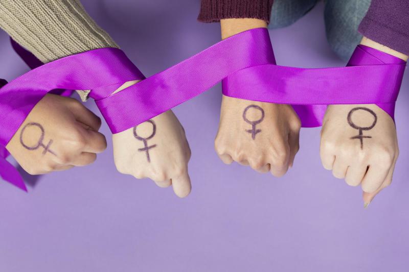 Freepik - Día Internacional de la Mujer: ¿Por qué se utiliza un lazo morado en el 8M?