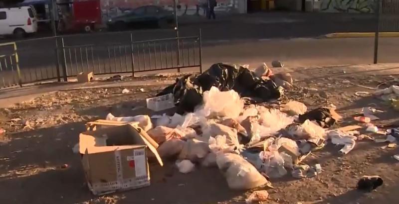 Basural en plaza de Recoleta - Tu Día