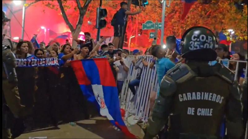 Jugadores de U de Chile ayudaron a niños durante el banderazo - Créditos: Captura