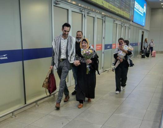 Zaida Almanasrra se reune con su familia tras llegar desde Palestina