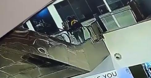 X @AlertaMundoNews - Niño de un año muere al resbalarse de los brazos de su papá desde un tercer piso