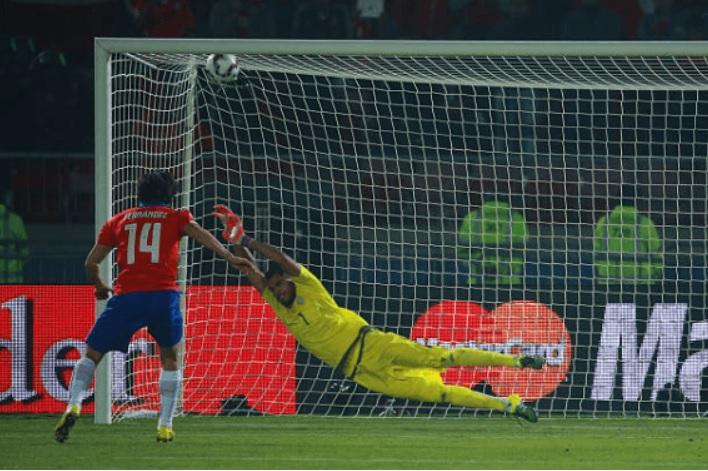 Penal de Matías Fernández en Copa América 2015 (Getty Images).