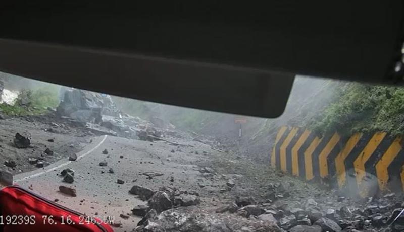 El brutal momento en que un deslizamiento de rocas aplasta un camión en Perú