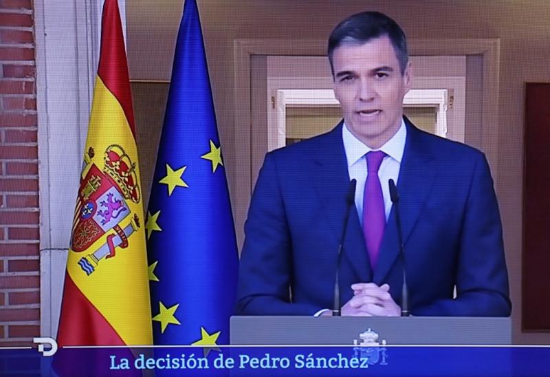Pedro Sánchez anuncia que seguirá al frente del Gobierno español tras amagar con dimitir