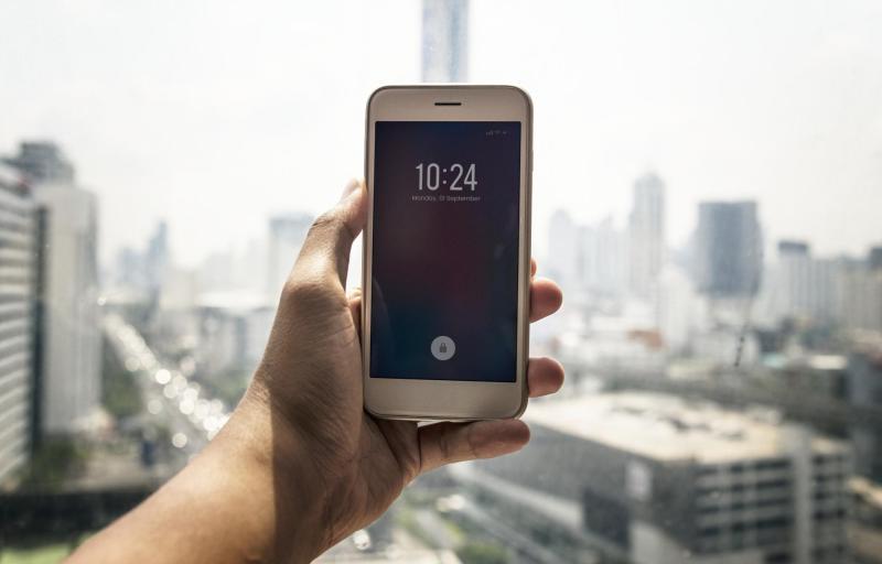 Cambio de hora en tu celular - Freepik