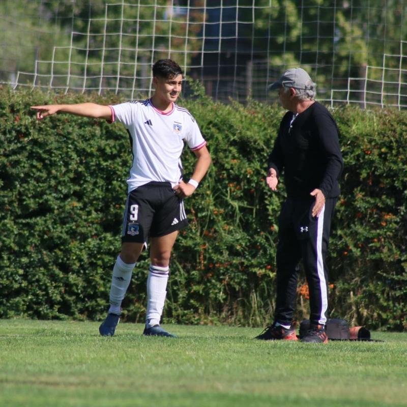 Carlos Caszely junto a su nietro Franco Garrido luego de un partido de la Sub-16 de Colo Colo. / Foto: @colocolofutboljoven