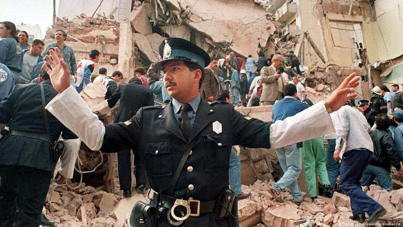 Esta fotografía de archivo del 18 de julio de 1994 muestra el derrumbado edificio de siete pisos de la Asociación Mutual Israelita de Argentina (AMIA), tras el atentado ocurrido en Buenos Aires.