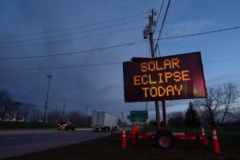 Un letrero avisando del eclipse - AFP