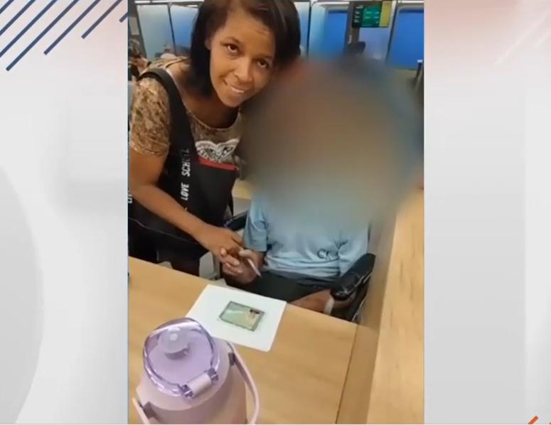 Publican nuevas imágenes de mujer que llevó cadáver de su tío al banco