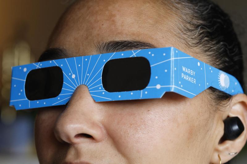 AFP - Lentes para ver un eclipse
