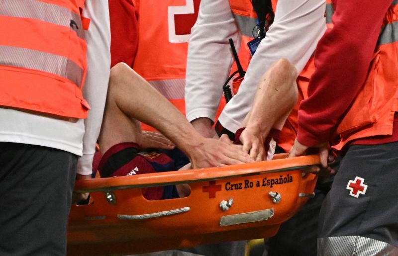 Frankie De Jong abandonó en camilla el clásico entre Real Madrid y FC Barcelona - Créditos: AFP