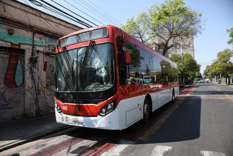 agencia UNO - Bus de RED vuelca y conductor termina lesionado en Cerrillos