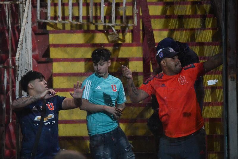 Los desmanes entre hinchas de U de Chile y Unión Española - Créditos: Agencia UNO