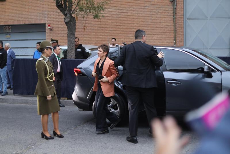 Agencia Uno - Ministra del Interior, Carolina Tohá, llegó al velorio del Teniente Emmanuel Sánchez