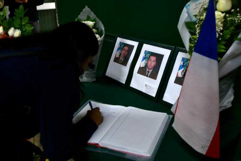 Agencia Uno - Habilitan libro de condolencias por carabineros asesinados en Cañete