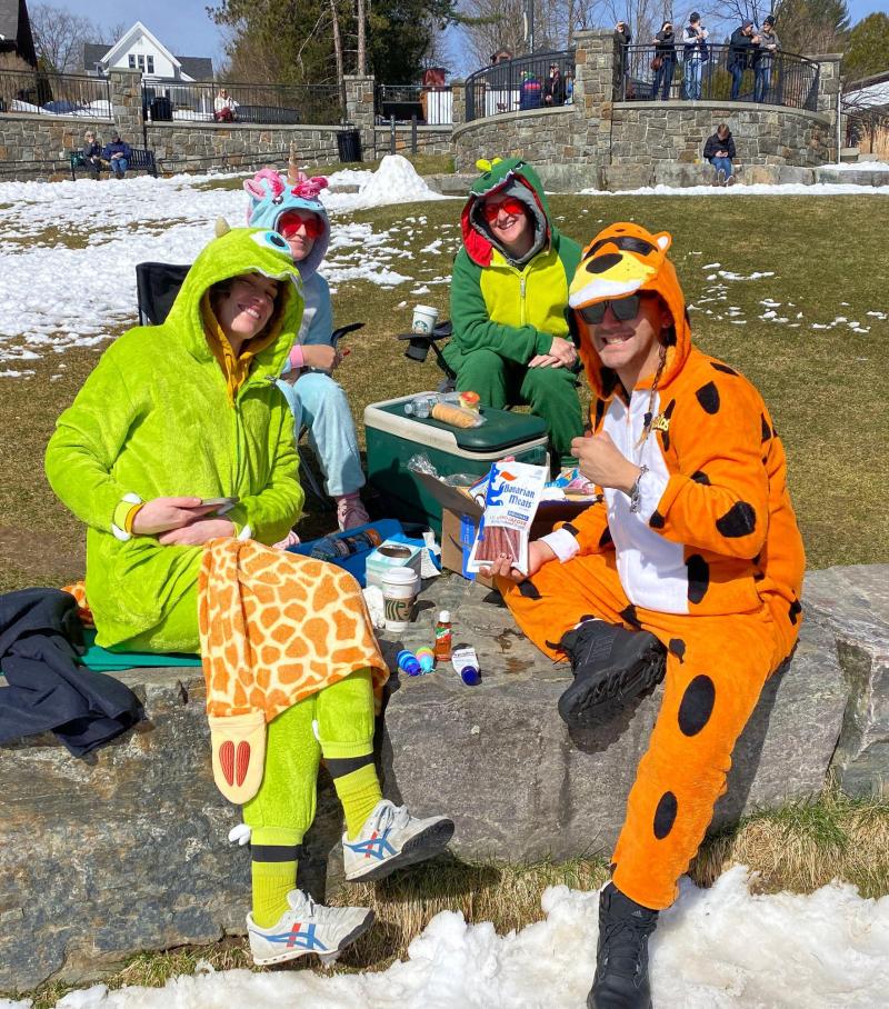 Un grupo de personas espera con disfraces el eclipse de abril de 2024 - Reuters