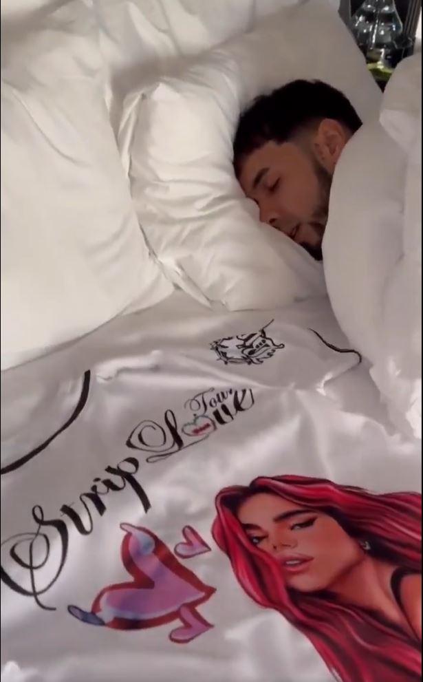 Redes sociales - Anuel durmiendo con la camiseta de Karol G