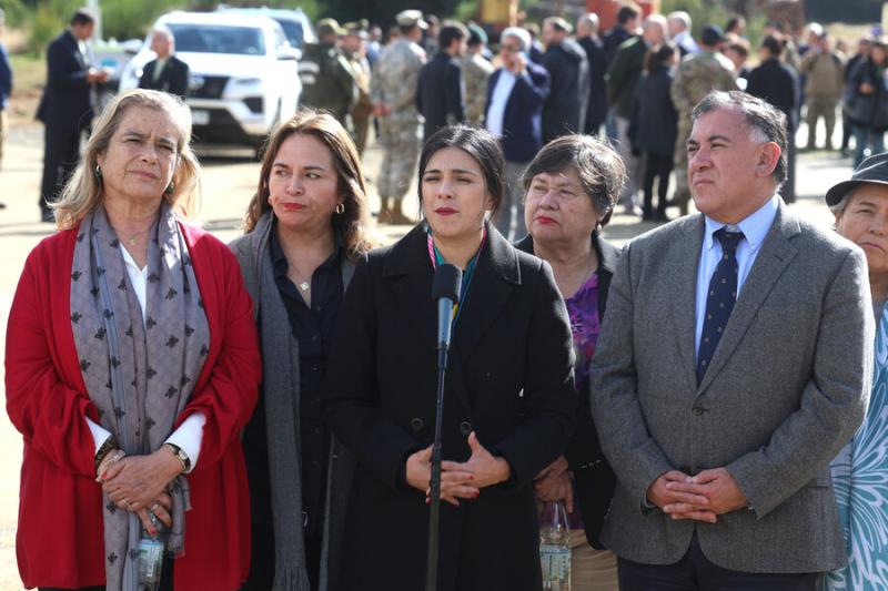 Agencia Uno - ATON - “No sabemos si vamos a llegar a la casa”: Vecino increpa a Fiscal Nacional tras asesinato de carabineros en Cañete (Karol Cariola )