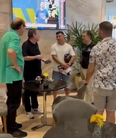 Gary Medel y los dirigentes de Colo Colo / Créditos: ADN