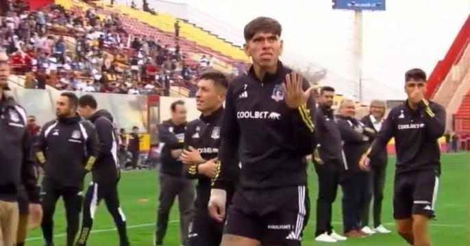 Carlos Palacios realizó un provocador gesto hacia la barra de la UC. / Foto: Captura