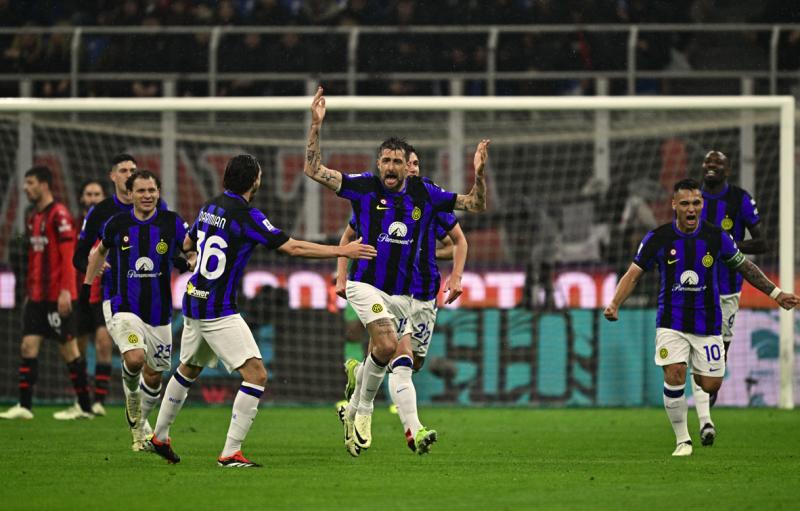 Francesco Acerbi festeja el 1-0 parcial del Inter sobre Milan. Alexis Sánchez no jugó - AFP