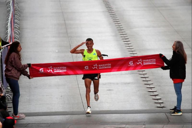 Sargento de Carabineros fue el primer chileno en llegar a la meta en la Maratón de Santiago: Rindió homenaje a los mártires