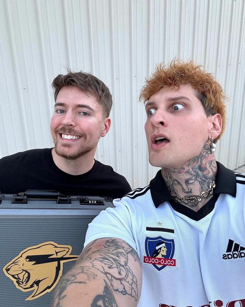 MrBeast posó junto a Misho y la camiseta de Colo Colo / Créditos: Instagram