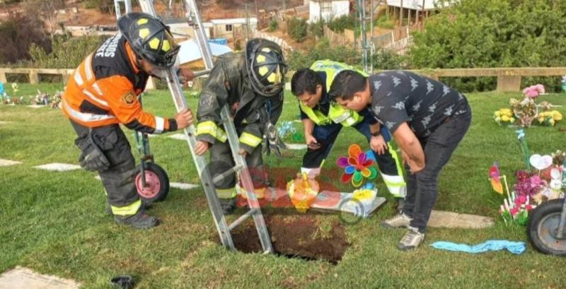 'X' (@sitiodelsuceso) - Hombre estuvo 40 minutos atrapado en tumba