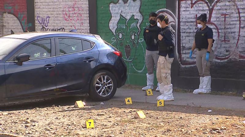 Un muerto y un herido de gravedad tras baleo dentro de auto en La Cisterna: Recibieron diez disparos