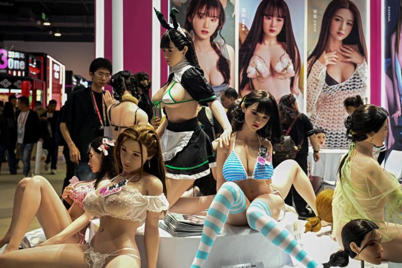 Los juguetes sexuales ya vibran con la inteligencia artificial en una feria en China