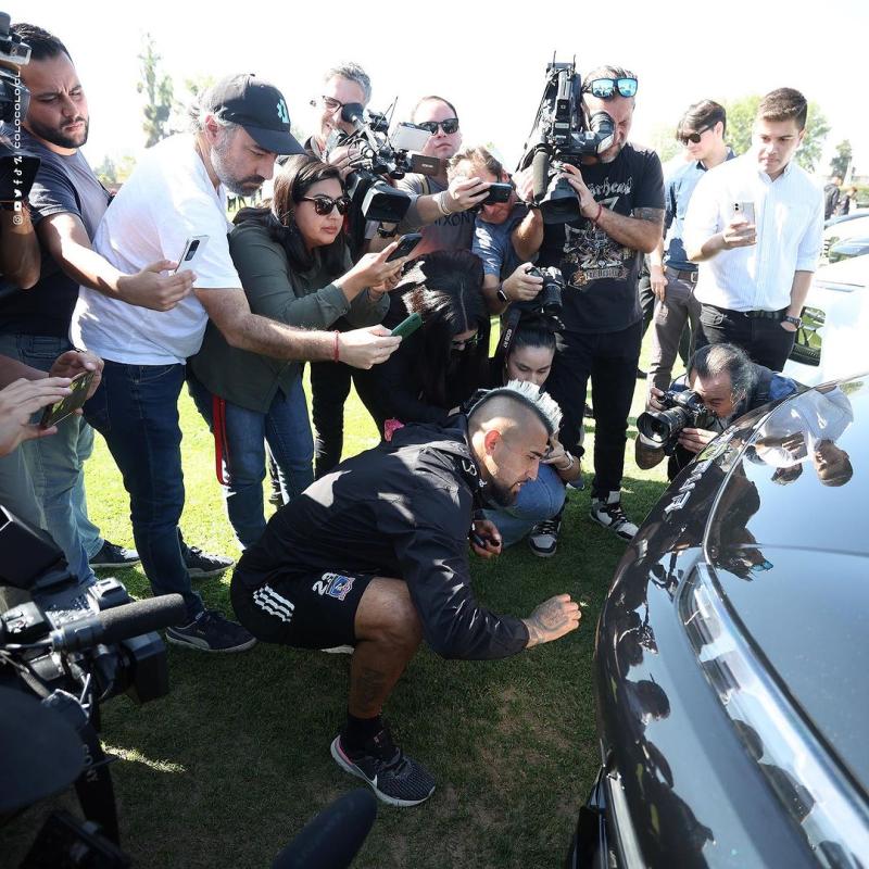 El plantel de Colo Colo recibió de regalo un lujozo auto, pero Falcón fue el único que no aceptó / Créditos: Colo Colo