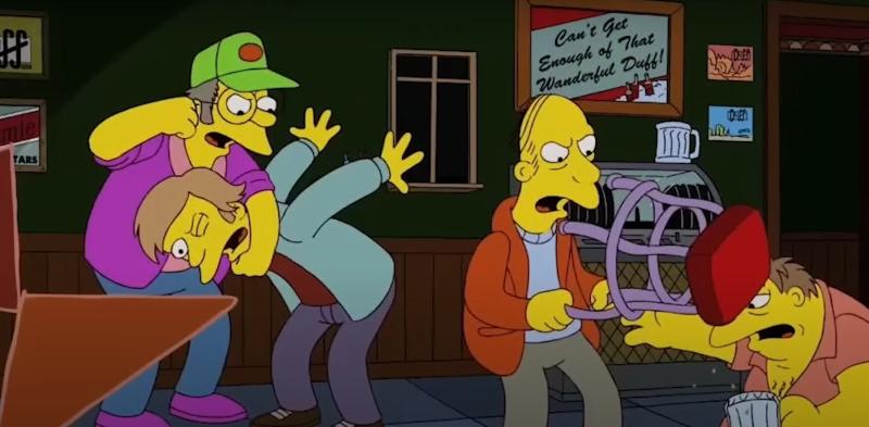 Captura - Muere Larry de Los Simpson, el calvo que está golpeando con la silla
