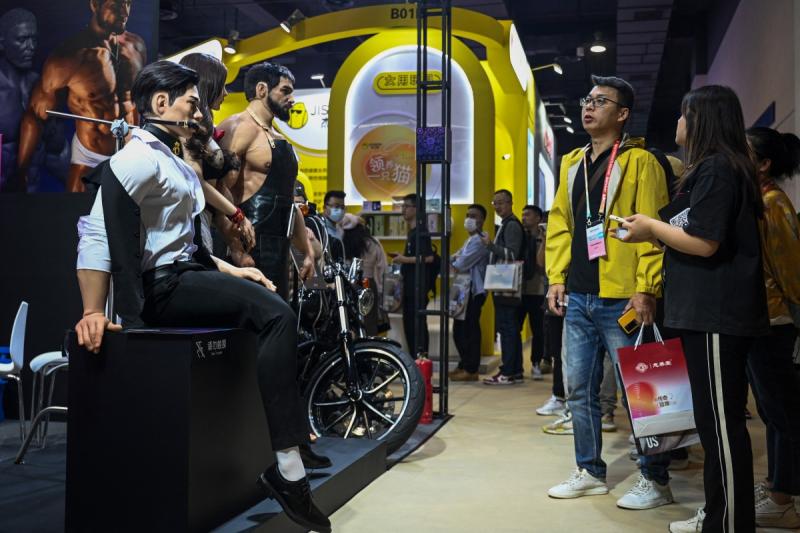 Los juguetes sexuales ya vibran con la inteligencia artificial en una feria en China