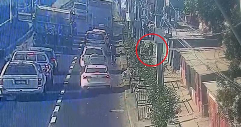 Captan a sujeto robando a vehículos en tránsito a piedrazos