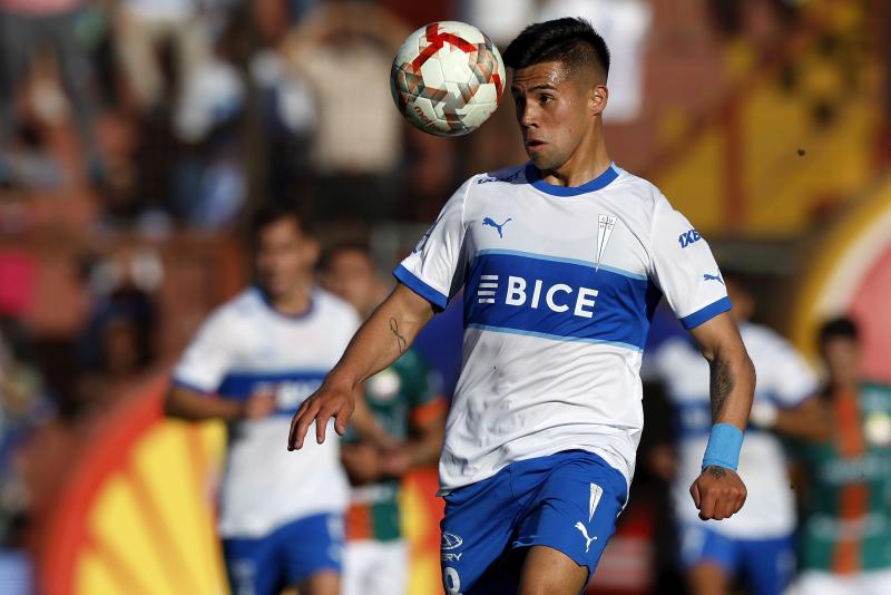 Alexander Aravena estaría viviendo sus últimos meses en la UC - Crédito: Photosport