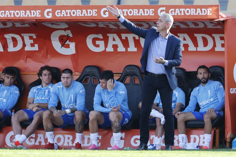 La UC de Tiago Nunes quiere seguir trepando a costa de Iquique / Créditos: Photosport