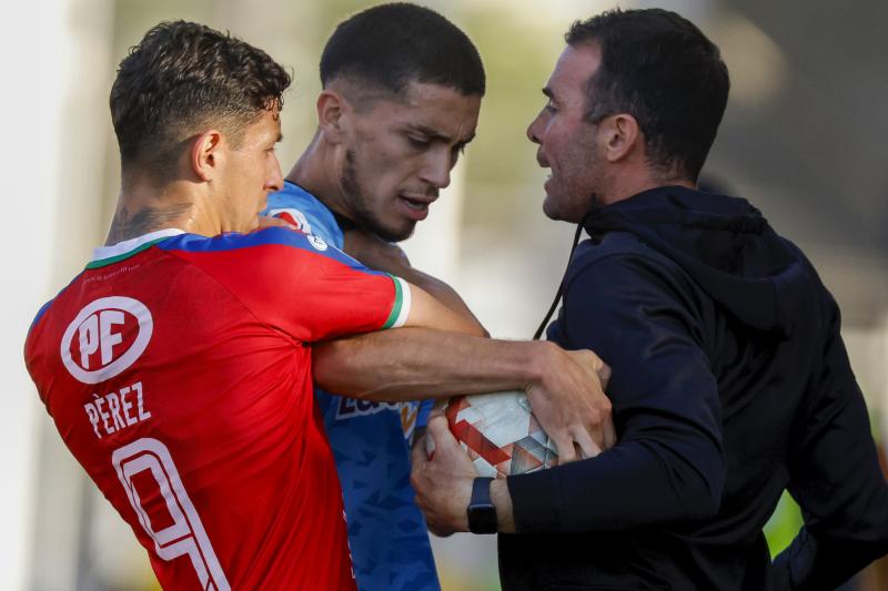 Manuel Fernández, DT de Unión La Calera y Moíses González / Créditos: Photosport