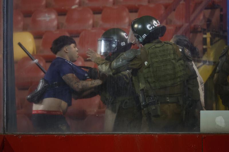 Los desmanes entre hinchas de U de Chile y Unión Española - Créditos: Photosport