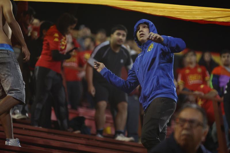 Los desmanes entre hinchas de U de Chile y Unión Española - Créditos: Photosport