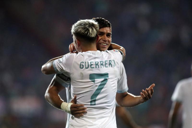 Las figuras de U de Chile son seguidas de cerca por Ricardo Gareca. / Photosport