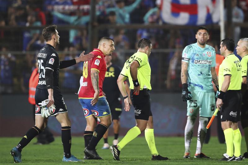 Los reclamos de Emiliano Vecchio contra el árbitro tras el partido entre Unión y U de Chile - Créditos: Photosport