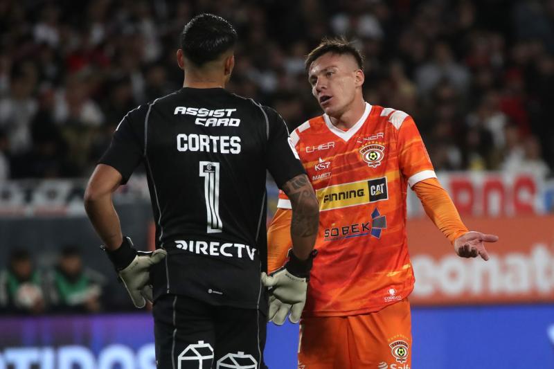 Cristian Insaurralde le reclamó a Nicolás Millas por la expulsión ante Colo Colo - Créditos: Photosport